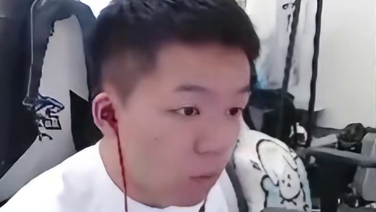 念旧单挑遇白虎准哥，主道白虎对拼和念旧不分伯仲，念旧夸赞有青训实力