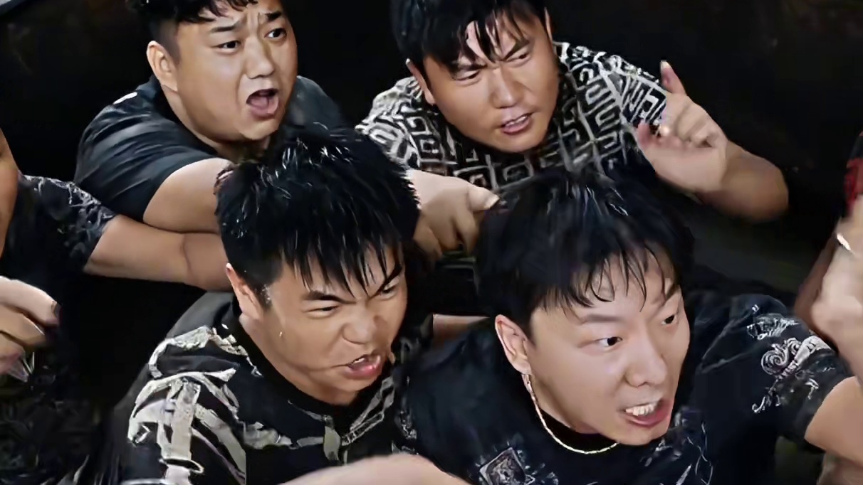 有那么一瞬间，他忘了他才是黑社会