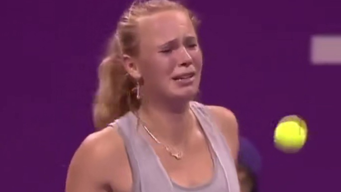 沃兹尼亚奇腿部严重抽筋，如果放弃，比赛就结束了。