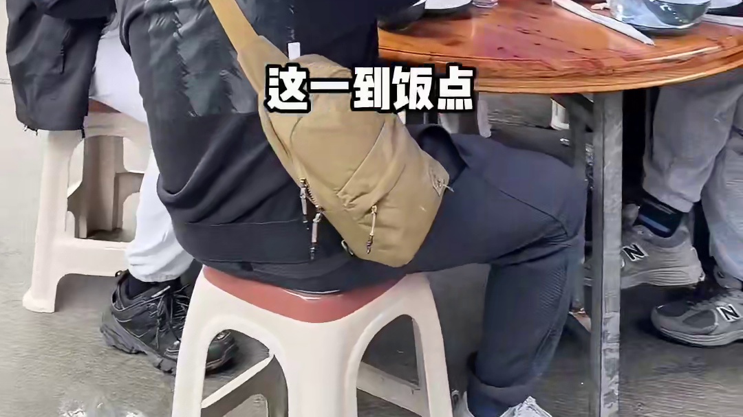 一家开了70多年传承了三代人的苍蝇馆子，每天就跟吃流水席一样，菜品种类很多