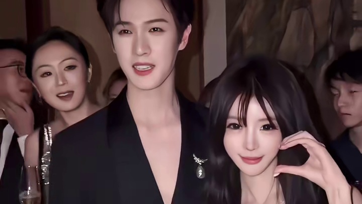 李昀锐 Tiffany晚会现场表演唱歌