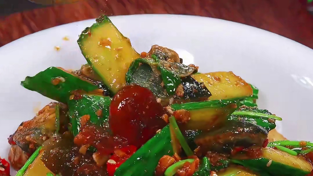 黄瓜炒皮蛋 这样做的炒皮蛋，真的是神仙吃法，既简单又好吃！