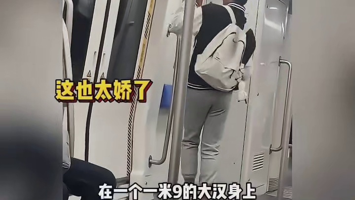 地铁上的小男女孩