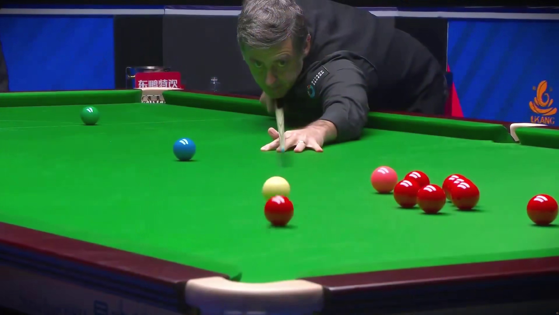 4-4关键一局！奥沙利文左右开弓极速清台，教科书式围球剑指冠军