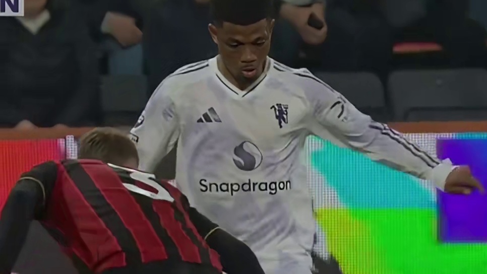 曼联遭遇离谱判罚，客场痛失好局！