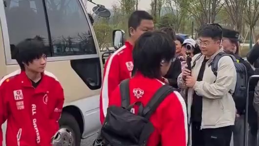 AG狼队主场上班！红狼大战