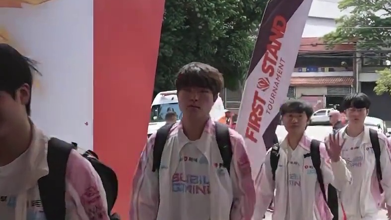 BLG与JDG抵达场馆 BLG与JDG抵达场馆