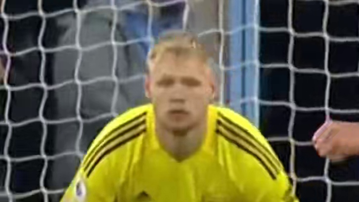 看到一头飘逸的长发我还在想是哪个女足球员呢