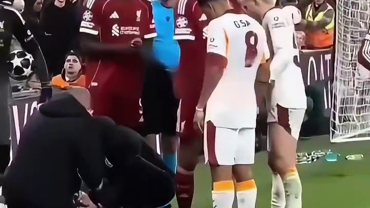 惊魂一刻！球员断指离场，全场瞬间凝固#足球