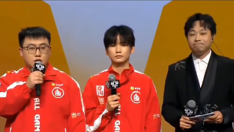 轩染：为了第1局输的不难看成都AG超玩会一诺