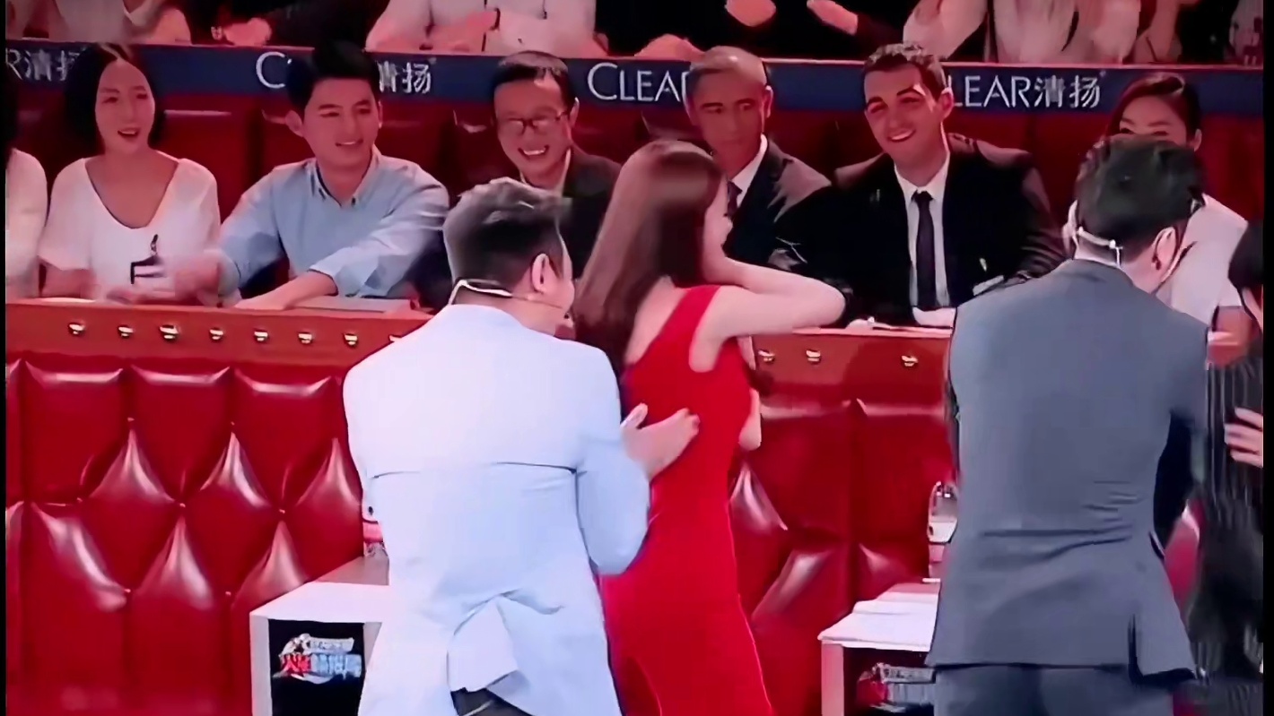 薛之谦。你们聊那些不能播的就可以，我聊就不行，不跟你们玩了。