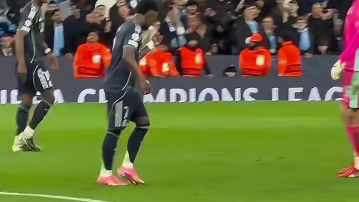 你看看你，一站在多纳鲁马面前，立马就乖得跟个孩子似的