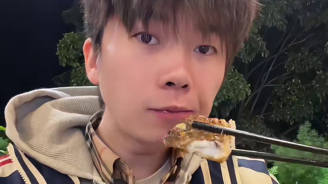 挑战在云南大理随机开盲盒吃饭！上一位顾客吃啥我吃啥，吃到了超好吃的手抓饭！