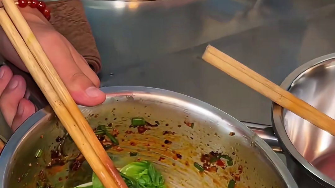 街头11一份的牛肉干拌面，满满都是肉吃起来好满足！