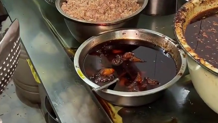 贵阳地方特色美食香辣素粉，5种哨子随便选，香菇是真大颗，还有秘制软哨也是1绝