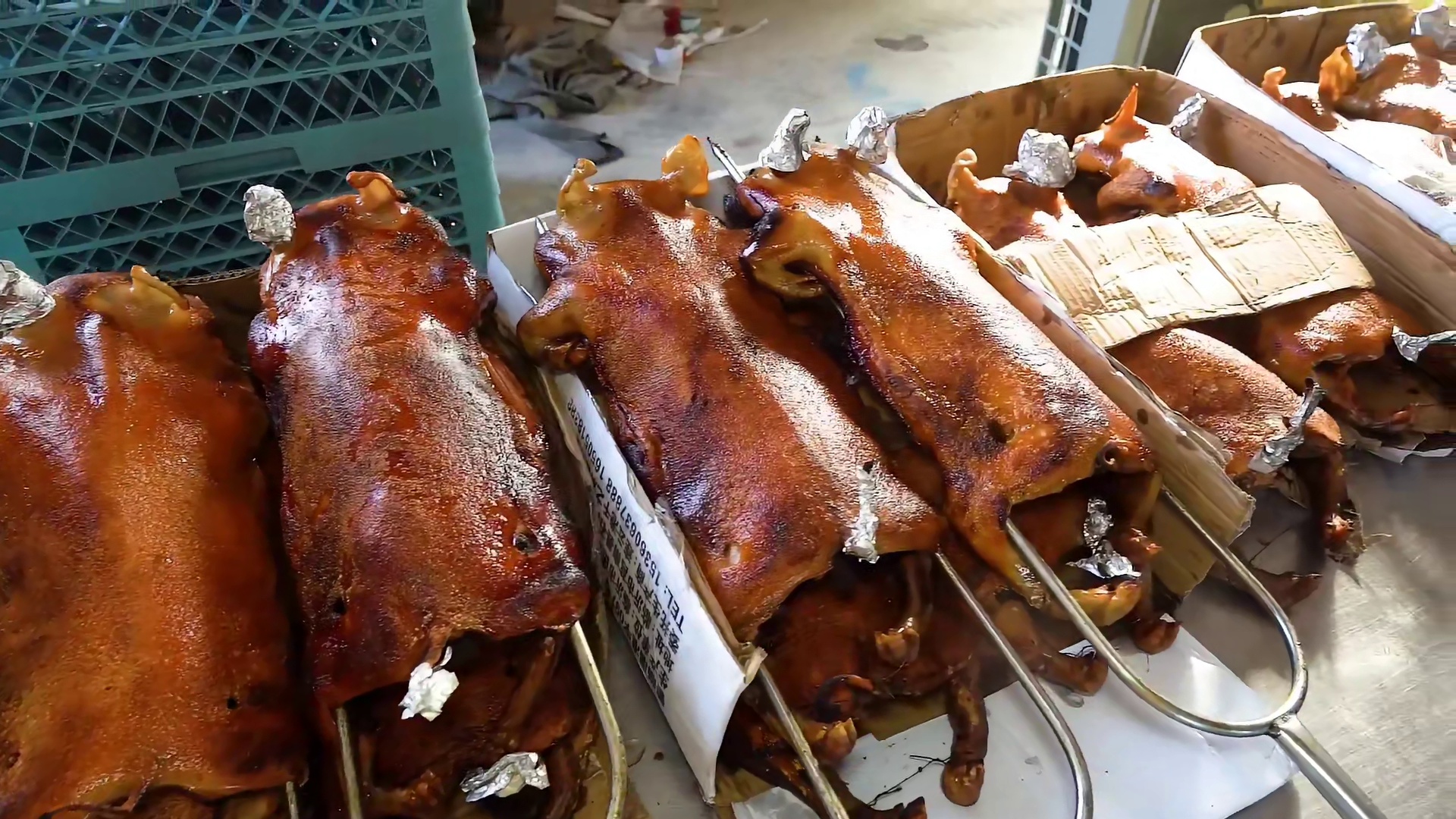 酒店厨师上门为闽南婚宴烤乳猪，60桌600人，5小时烤60只