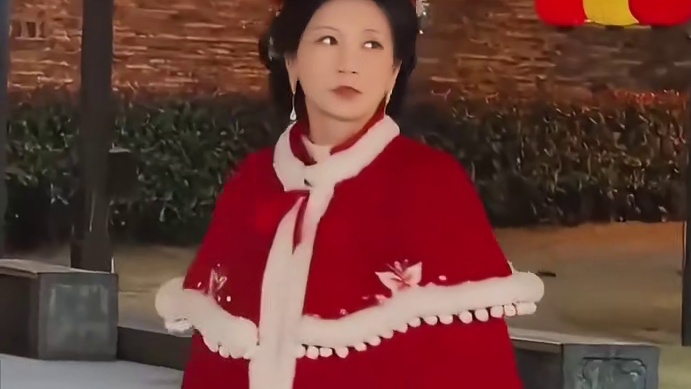 斓曦红色斗篷披风造型让人梦回眉姐姐