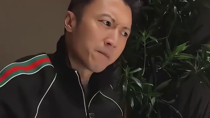 看谢霆锋这个笑容就知道对东北铁锅炖多满意