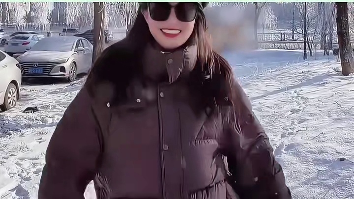 蓝盈莹在零下24度的户外跳初雪被冻伤