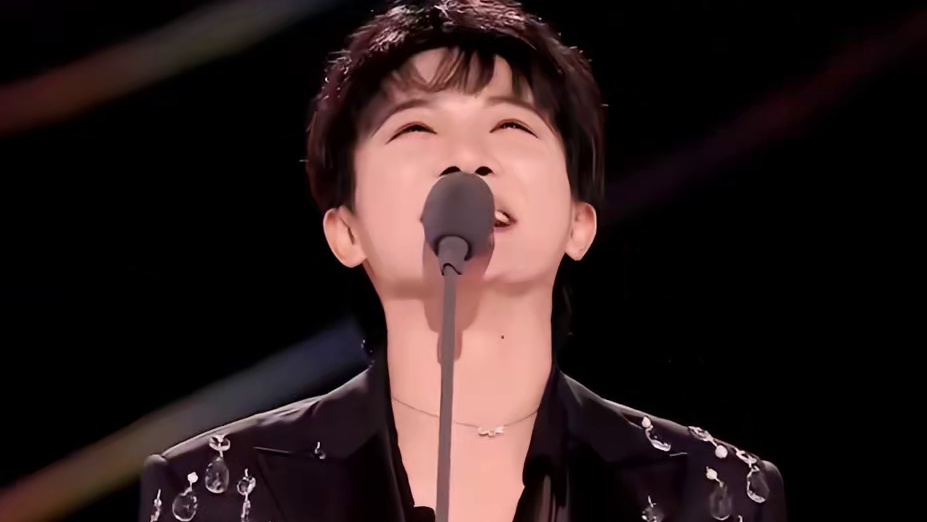 周深站在那里给人一种很命苦的感觉！谁来救救这孩子！哈哈………