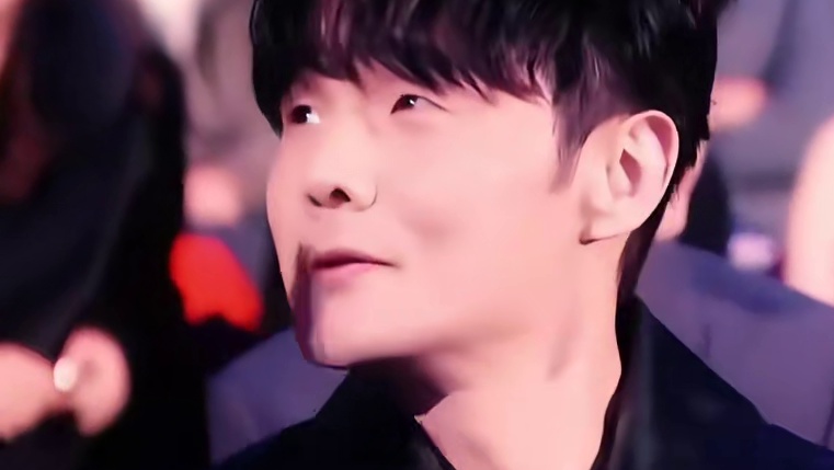 李荣浩的眼睛这次是真的睁到最大了！周深变脸这一块拿捏的死死得！还有不知道李荣浩老婆是杨丞琳大美女的吗？