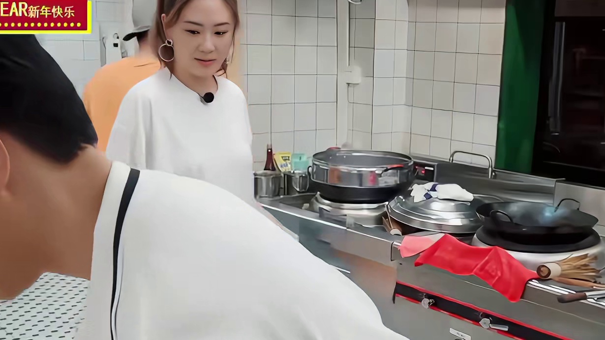 张智霖摔倒袁咏仪关心