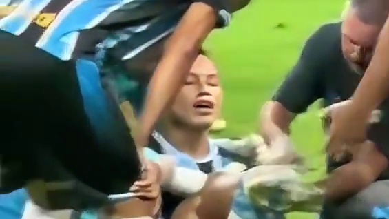 格雷米奥球员重伤，赛场揪心祈平安