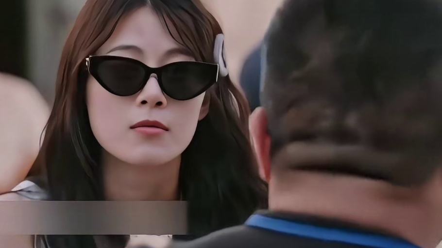 秦岚：他们说未婚的女性踩在这，就很难嫁出去！辛芷蕾：太好了！