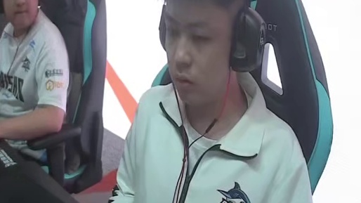 各大职业选手们看，46残局1v3白鲨残局犯失误，全员调侃白鲨还好在解说席，不然就开C了！