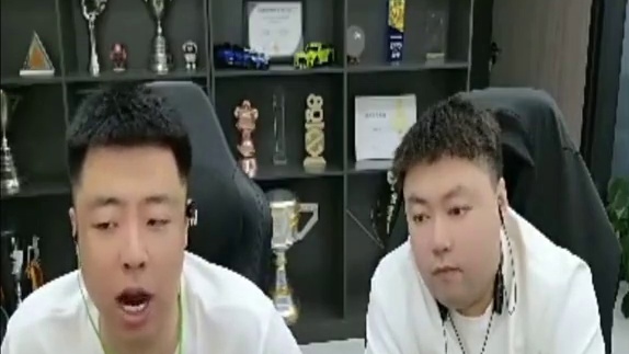 各大职业选手们看，白鲨2:0战胜eStar。白鲨又赢一场，白鲨和炫石争夺上半区四强名额。