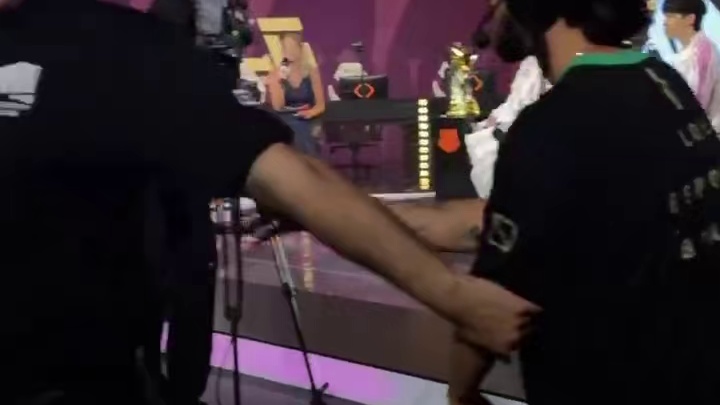好幸福的时刻！一起欢呼吧

  ​​​