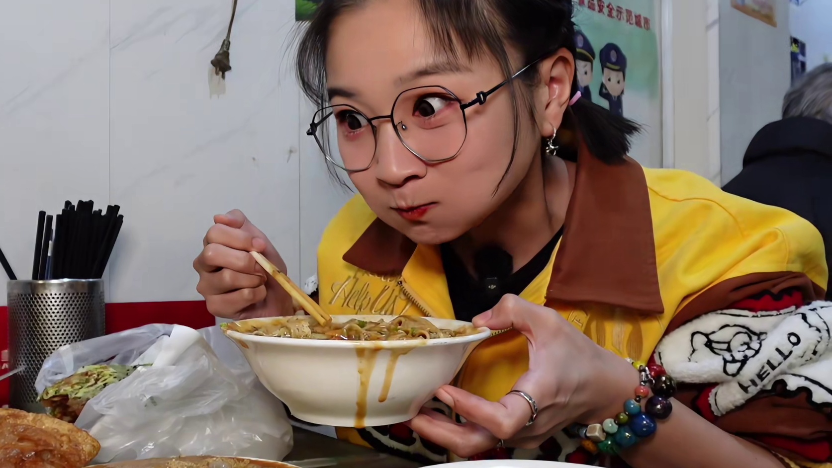 【逛吃天津】双果蓖煎饼果子配四大美！麻酱多多！这云吞也忒大了