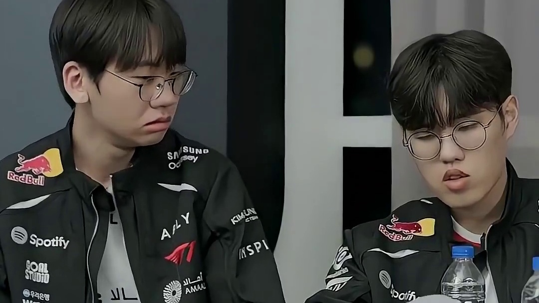 Doran Oner又一次公开约澡 旁边Keria听到嘴角压不下来 只好害羞低头笑 #