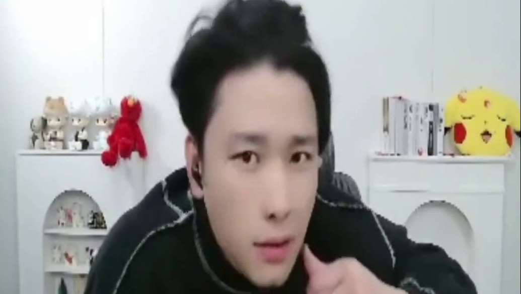 各大职业选手们看，AG2:1战胜情久！AG常规赛完成18连胜，一场未败进入季后赛。全员表示厉害！