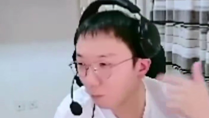 大米说选手打比赛私自乱动耳机会被违规判负，防止选手比赛中途偷听战术 #