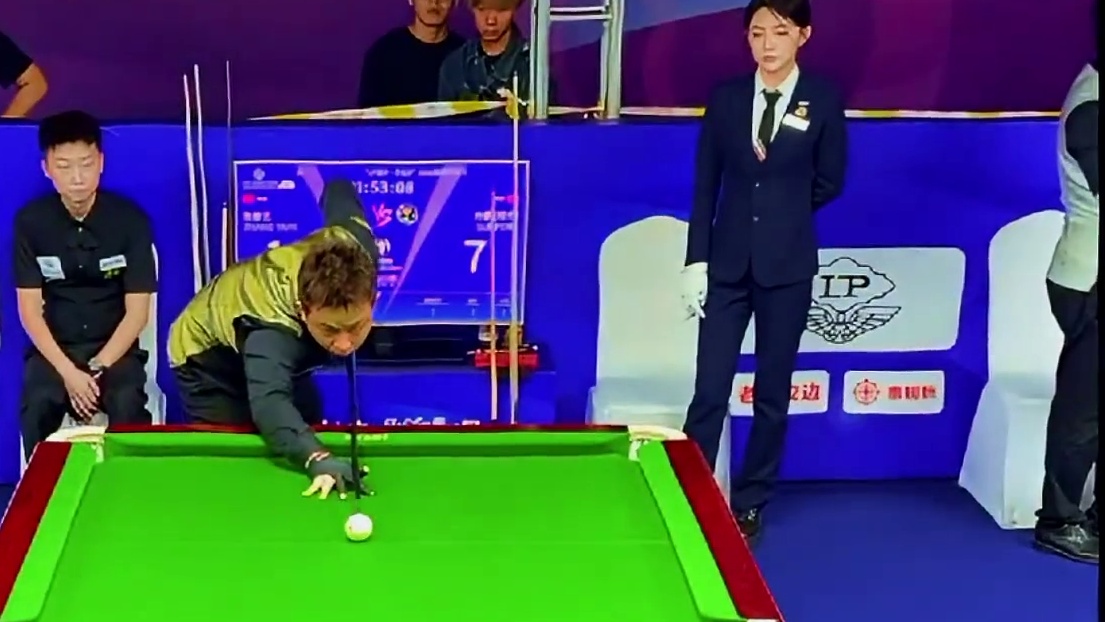 张堃鹏一杆开球差点儿挨打 台球是一种生活 中八台球