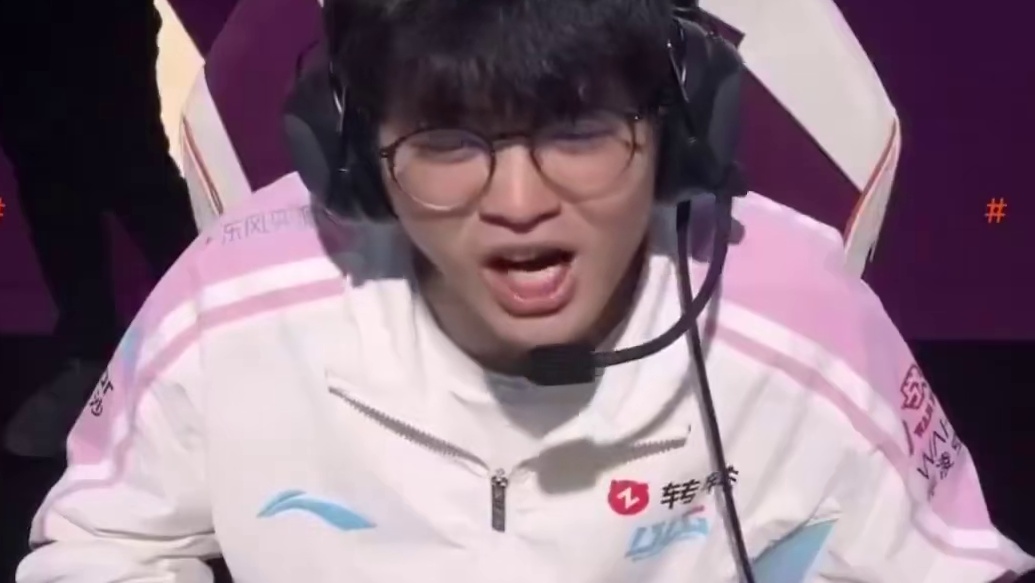 争冠时刻BLG与G2选手的反应 

 Bin（FMVP）：“拿到FMVP没什么波澜，我早就想到了。这