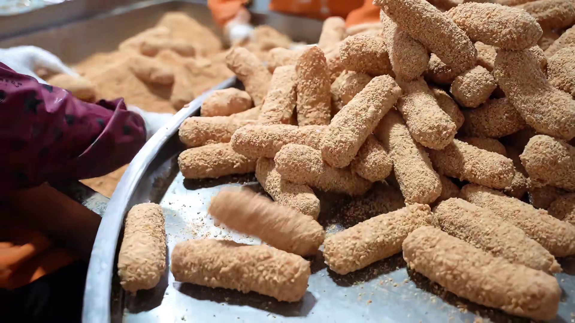 相传诸葛亮送给刘备的迎亲之物，糯米芋头做胚，一次要用几百斤