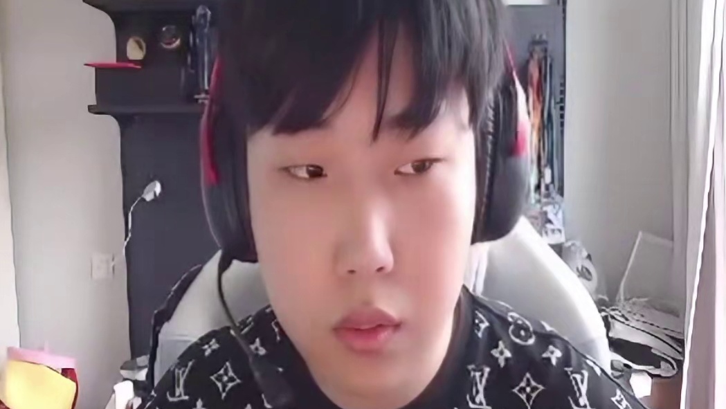 Doo排位被嘉玮哥拿步枪抓着打，随后两人开启原话模式互相嘲讽