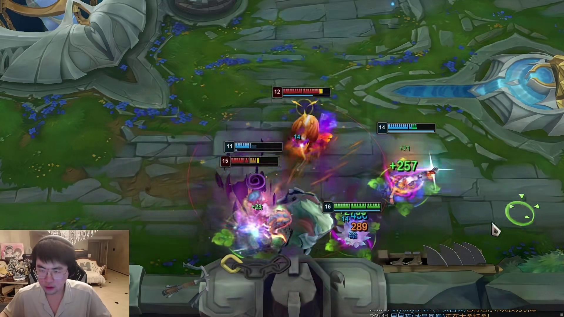 老RNG组排姿态对Karsa贴脸开大，姿态换摄像头位置导致刘刘汪素颜意外露出，给刘刘汪阴惨了