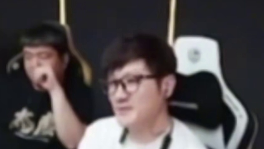 老白说前两天和念旧石头吃饭 路上碰到欧欧他们 他们隔呢一顿玩自己