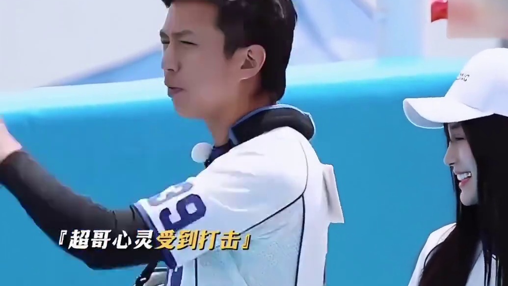 赫本来是递刀的结果挨了一刀