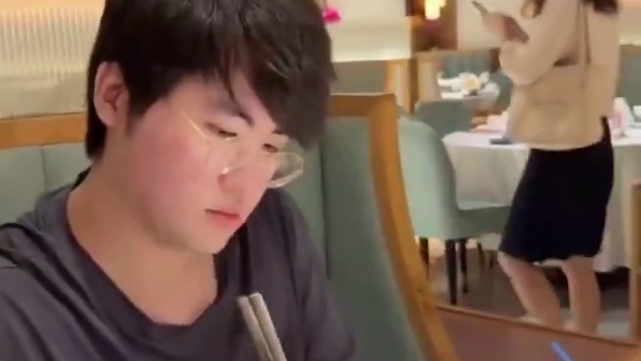 Ming姿态Vzi线下吃饭：持得住你的嘴的话，那你就什么都吃就行，就总体热量不要超
  ​​​
