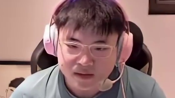 真的笑死，姿态当教练比打比赛还认真

复盘的时候那个嘴叭叭的不停，还给呼吸哥画饼说看完bp求他别走。