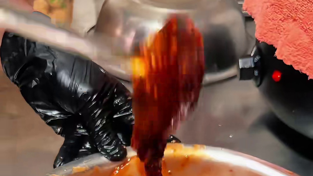 土豆片涮冷面 藏在居民楼下的土豆片涮冷面 黏黏糊糊 太香啦