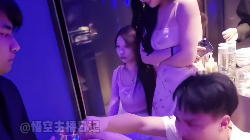 不凡竟认集梦会长为干爹！当场下跪敬酒
