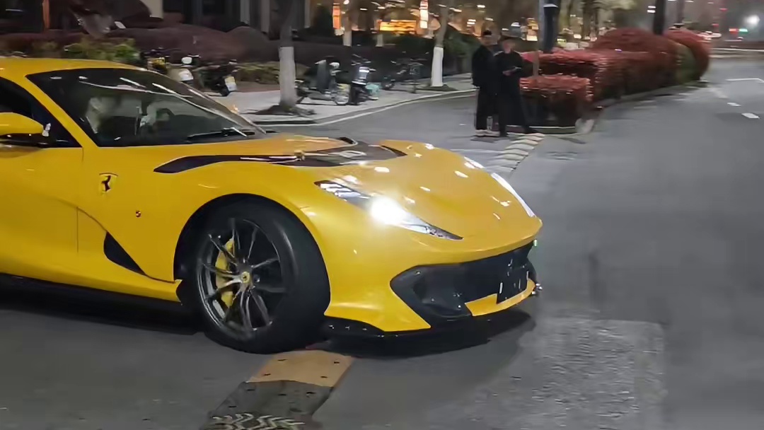 杭州深夜偶遇小小小酷哥新提黄色法拉利812c