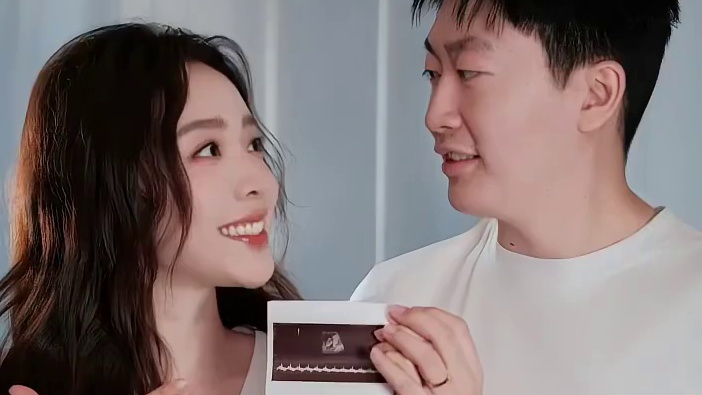 恭喜恭喜
管泽元余霜官宣有宝宝了
 ​​​