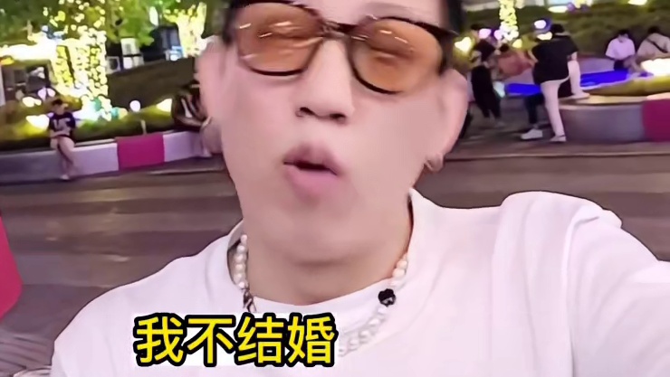 童锦程问在石三十多岁了为什么不结婚，在石回答让童忍不住吐槽