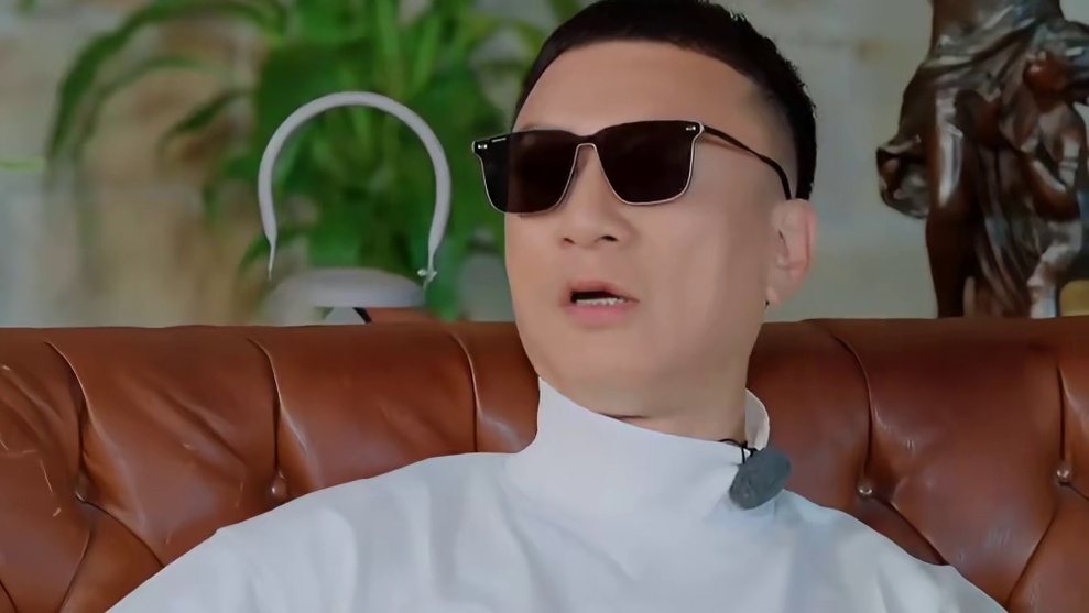 金靖：还没戴耳机，林一就听不见了